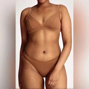 NWT Nubian skin caramel no wire comfortable lightweight naked seamless bra S